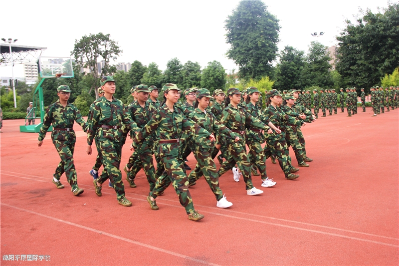 軍訓(xùn)，成就最好的我們！東辰國際精英課程中心2017級軍訓(xùn)實(shí)錄