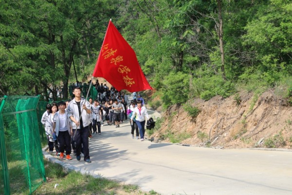 煙臺清泉學(xué)校“親近自然、遠足拉練”活動